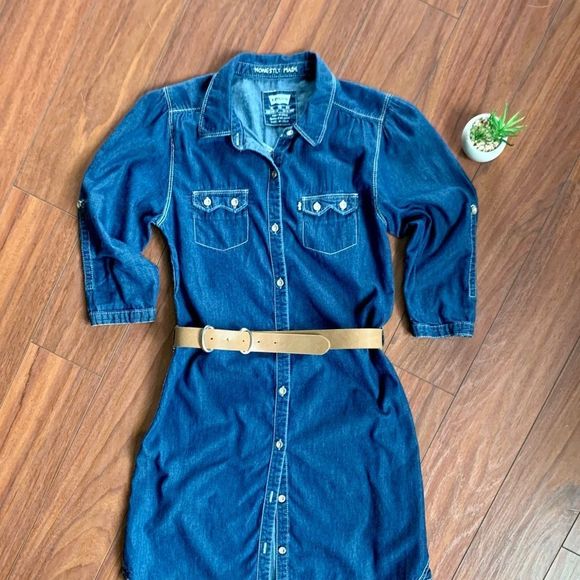 Levi's Other - HP🌟🌟🌟Levi’s med blue wash dress